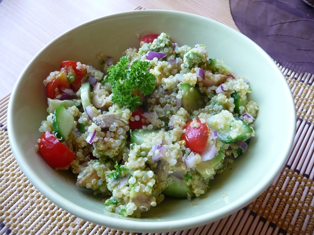 letni-salat-s-quinoou-rajcaty-okurkou-a-avokadem